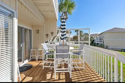 Image de Coastal Charm, Canal Front 🌴Condo, 5 Pools, Hot Tub, walk to beach Dog-Friendly!