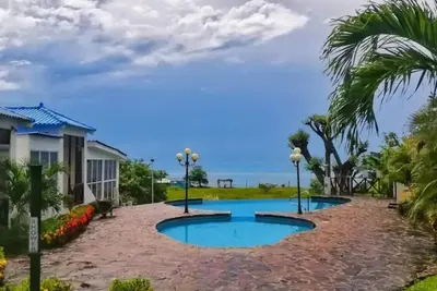 Full ocean view cabin 5 minutes away from the beach!