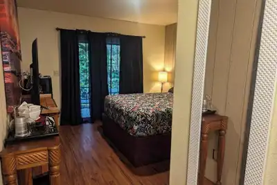 Image de Family Suite #4 - 2 Rooms and Hot tub in quiet Volcano