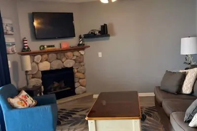 Image de Two-bedroom spacious lakefront condo at Portage Point Resort!