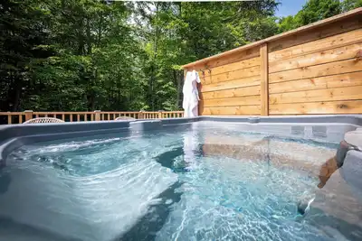 Image de Chalet AuCalm| Ski, Spa, Lac navigable| à la montagne| À 1h de Montréal