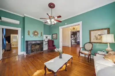 Image de Timeless Elegance with Modern Luxury: Historic 6-Br Home plus attached 1-Br Apt