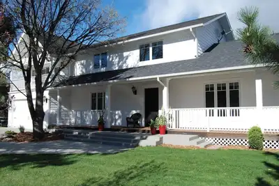 Image de 5 minutes from campus. Stunning large home in beautiful neighborhood.