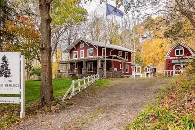 Image de The Red Hemlock House And Barn, Let us be your mountain home away from home