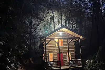 Image de Family friendly, back woods cabin hidden in the Kentucky hollar!