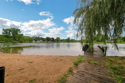Image de Twilight Cove: Crisp Air, Colorful Leaves & Lakeside Tranquility