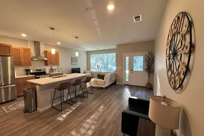 Image de Unwind in Style at Fargo's Hidden Gem! #102