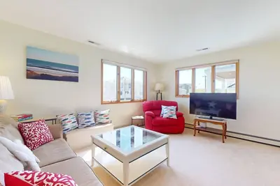 Image de Beach retreat on 2nd floor - \"Bayshore Breeze\"! Fire Pit and Games Table!