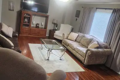 Image de Charming 3-bedroom house with 65in smart tv, Wifi, and central heat/air in town!