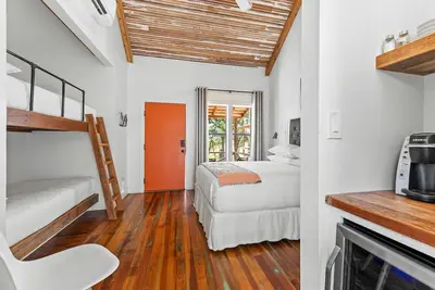 Image de Room with One Queen and Two  Twin Beds, Private Patio with Creek View