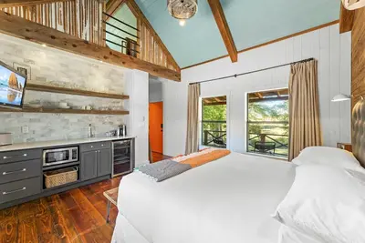 Image de Room with One King and Two  Twin Beds, Private Patio with Creek View