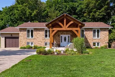 Image de Sauble Beach renovated, large modern cottage + chefs kitchen. 5 mins to Main St