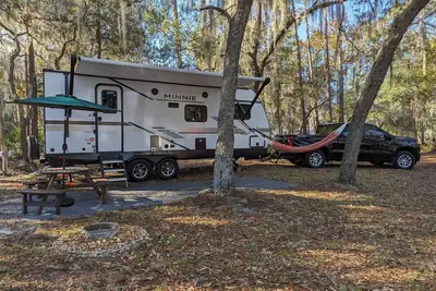 Image de Peaceful campground Rv/Camper Space with Lake view & Free đź…żarking, Pet welcome