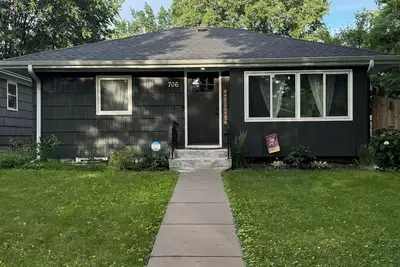 Image de Come stay, relax and unwind at this centrally-located home in Willard Hay.