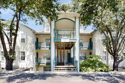 Image de Dog-friendly condo with sauna, hot tub, heated indoor pool, balcony, & fireplace