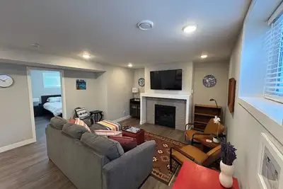 Image de Heart of downtown Summerland 1-Bdrm basement suite. Walking distances to town.