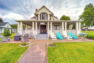 Image de Waterfront Alanson Cottage w/ Dock & Lake Access!