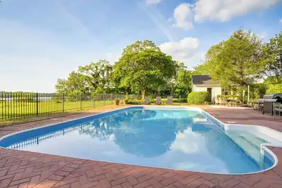 Image de Riverfront Denton Estate on 7 Acres w/ Heated Pool