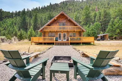 Image de Riverfront Montana Log Cabin w/ Mountain Views!
