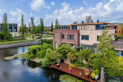 Image de Maison de vacances ensoleillée au bord de l'eau
