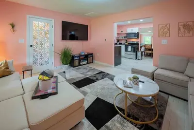 Image de The Great Gatsby: Pink Flamingo Lounge Retreat!