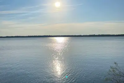 Image de 1 acre lake front 4 bedroom home on Buffalo Lake close to Downtown shops.