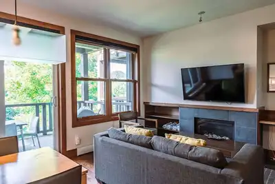 Image de Bord du Lac, Vue sur Montagnes - Loft et Resort