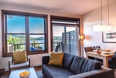 Image de Bord du lac, vue sur la montagne et lac - Loft