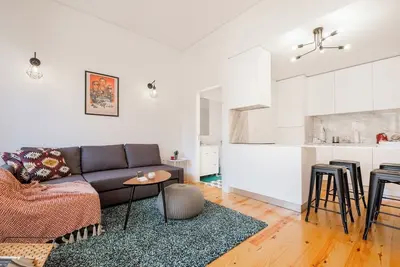 Image de Sunny Downtown Apartment by HostWise