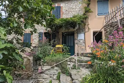 Image de Gîte La Glycine : calme et verdure pour les familles et propriétaires d'animaux.