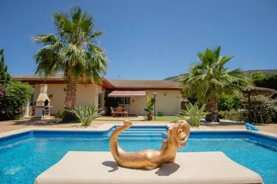 Image de 5-bed chalet in Albir, with swimming pool, Ac, 20-min-walk to beach.