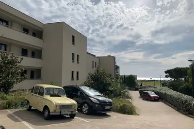 Image de Grand T2 (52m²) au calme avec terrasse. Parking privé, plage & commerces à pied