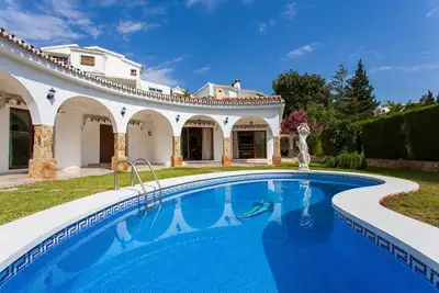 Image de Great Summer Discounts! \nLuxury 4 bed Villa Private Pool 5 mins from the Beach