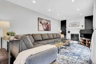 Image de Executive Family Home Near, Go, Shops, Hwy, Transit