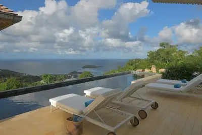 Image de Stunning Villa Nestled in Lush Environment