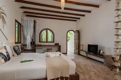 Image de Peaceful Room Surrounded By Tropical Harmonious Garden