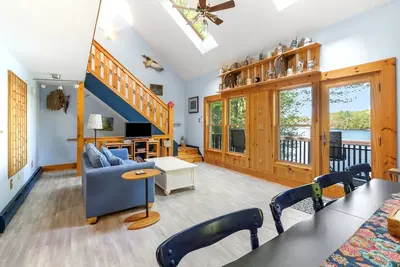 Image de Swan Song – Private, Waterfront Home for 8! Great Amenities, Great Location