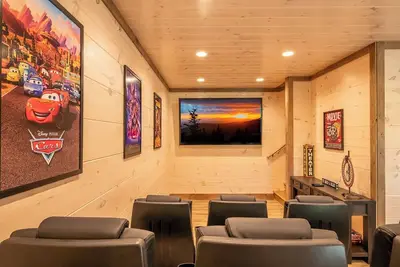 Image de *Secluded 2bd Cabin w/ Hot Tub! Theater + Arcade*