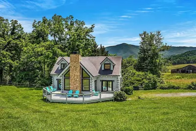 Image de Amazing 3bd Log Cabin w/ Hot Tub! Huge Yard + Pool