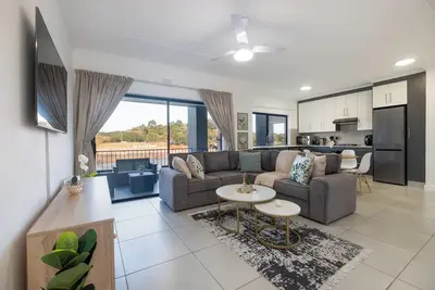 Image de Stylish 2-Bed Apartment with Balcony and Braai
