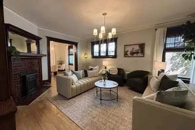 Image de Historic Elegance in Prime Location!