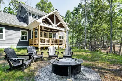 Image de Blue Ridge Cabin w\/ Fire Pit ~ 7 Mi to Lake!