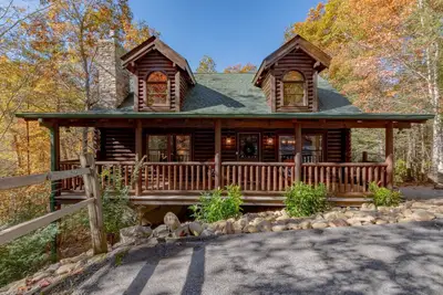 Image de Rustic Log Cabin w/ Hot Tub, Fire Pit, Game Room & Wooded Views