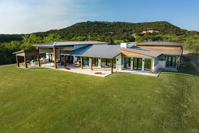 Image de Happy Place on the Cove with a Dock!