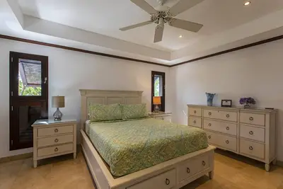 Luxurious Three Bedroom Beachfront Apartment