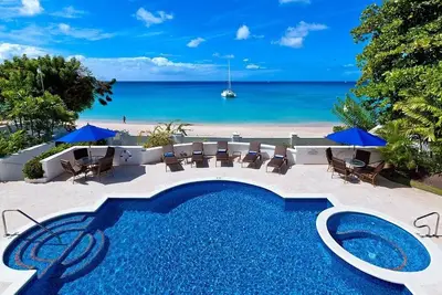 Image de A Luxurious And Stylishly Furnished Beachfront Villa