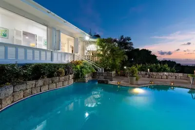 Image de Six Bedroom colonial Style Villa