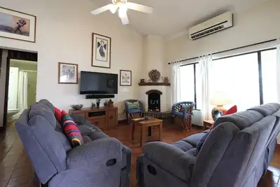 Image de Enjoy Your Vacation In This Beautiful Spacious Penthouse Condominium!