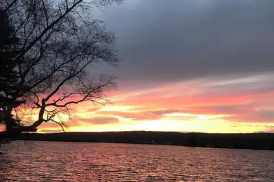 Image de Escape to Caladan Cottage! Cozy pet-friendly lake house: Ac, multi-beach access.