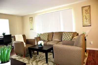 Image de Cozy Modern and chic 3-bed   parking & 2 bath King beds10 min downtown Dayton ❤️